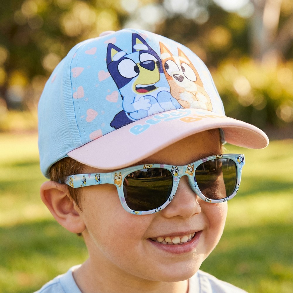Bluey® Kasket & Solbriller Sæt Lyseblå – Temashop.dk