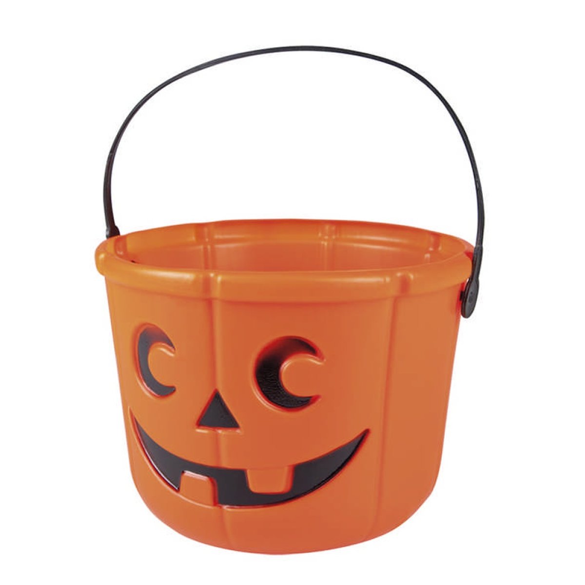 Orange plastspand formet som et græskar med smilende ansigt og sort hank, mod en hvid baggrund