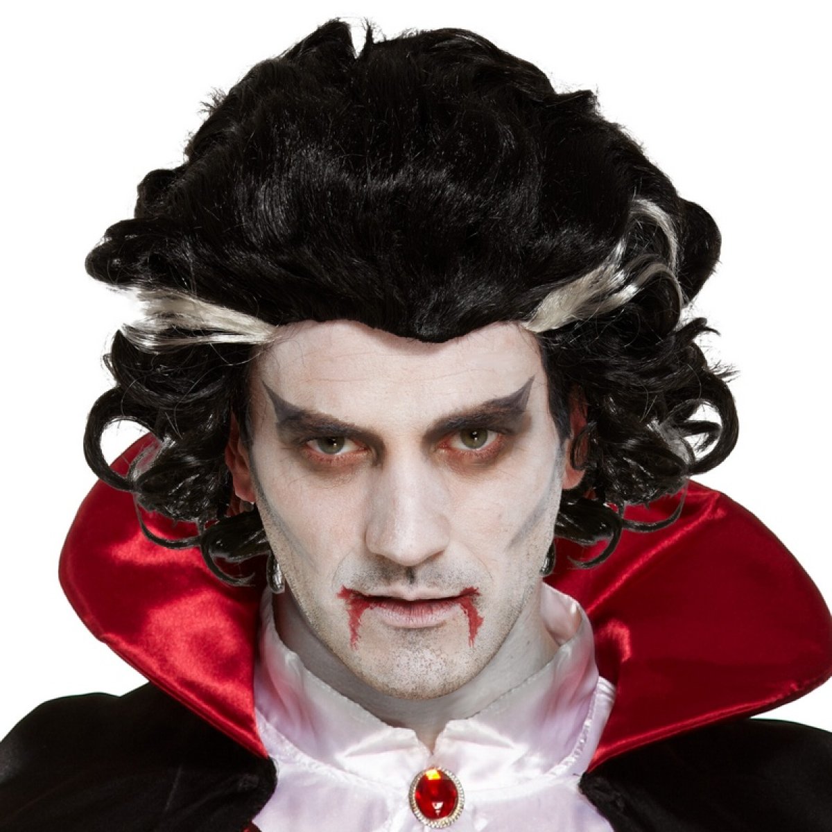 Mand med sort tilbagesleben vampyrparyk og vampyrtænder