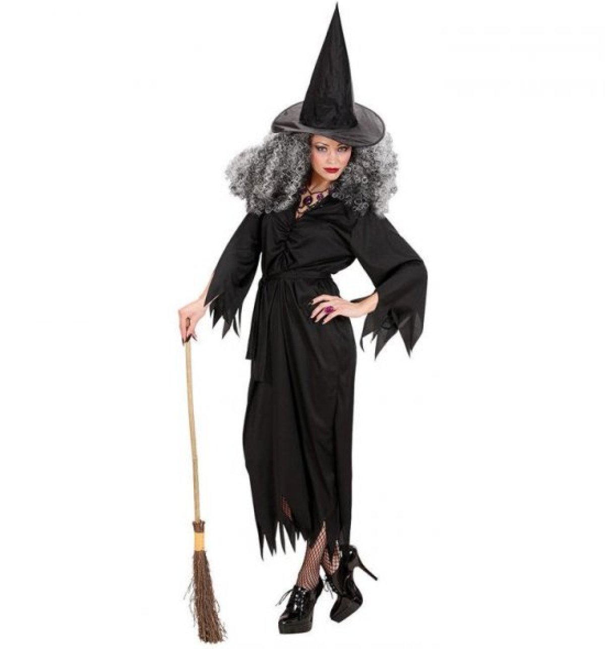 Kvinde i lang sort kjole med laserede ærmer og gråt krøllet hår under en spids sort heksehat, med en kost i hånden