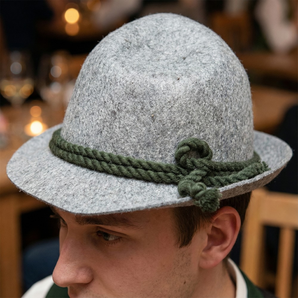 Bayersk Tyrolerhat Grå (27 x 28 x 15 cm & 60 cm) | Oktoberfest Hat / Hue / Hjelm - Hovedtilbehør - Temashop