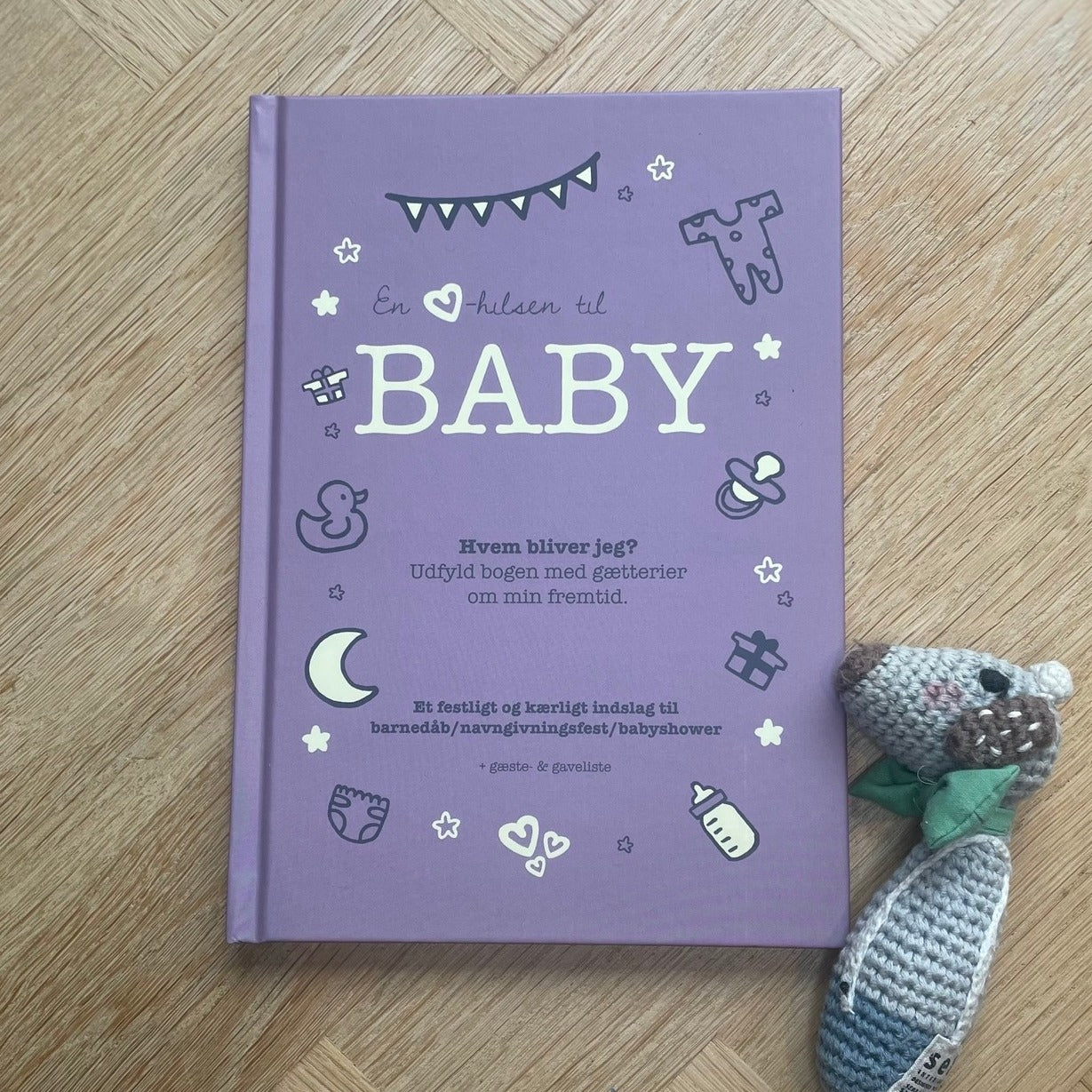 En Hilsen Til Baby Gæstebog Lilla - 1 stk (14,8 x 21 cm) | Babyshower Gæstebøger - Temashop