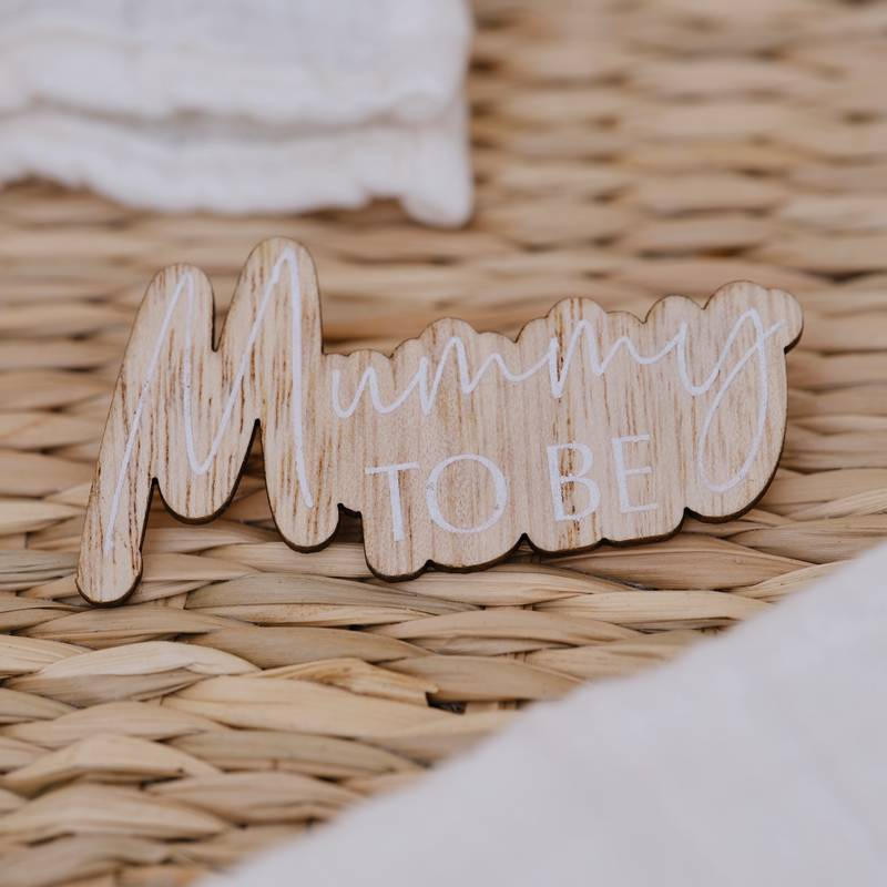 Mummy To Be Træ Badge (3,5 x 7 cm) | Babyshower Badges / Brocher - Smykker - Temashop