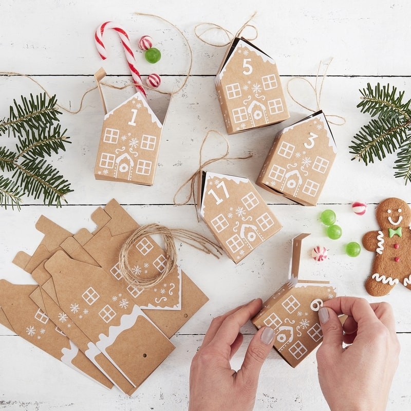 Peberkagehus Julekalender Æsker - 48 dele (9 x 6 cm) | Julekalender Julekalendere - Temashop