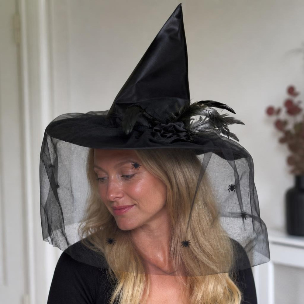 Heksehat Med Slør og Fjer Sort (59 cm) | Heks Hat / Hue / Hjelm - Hovedtilbehør - Temashop